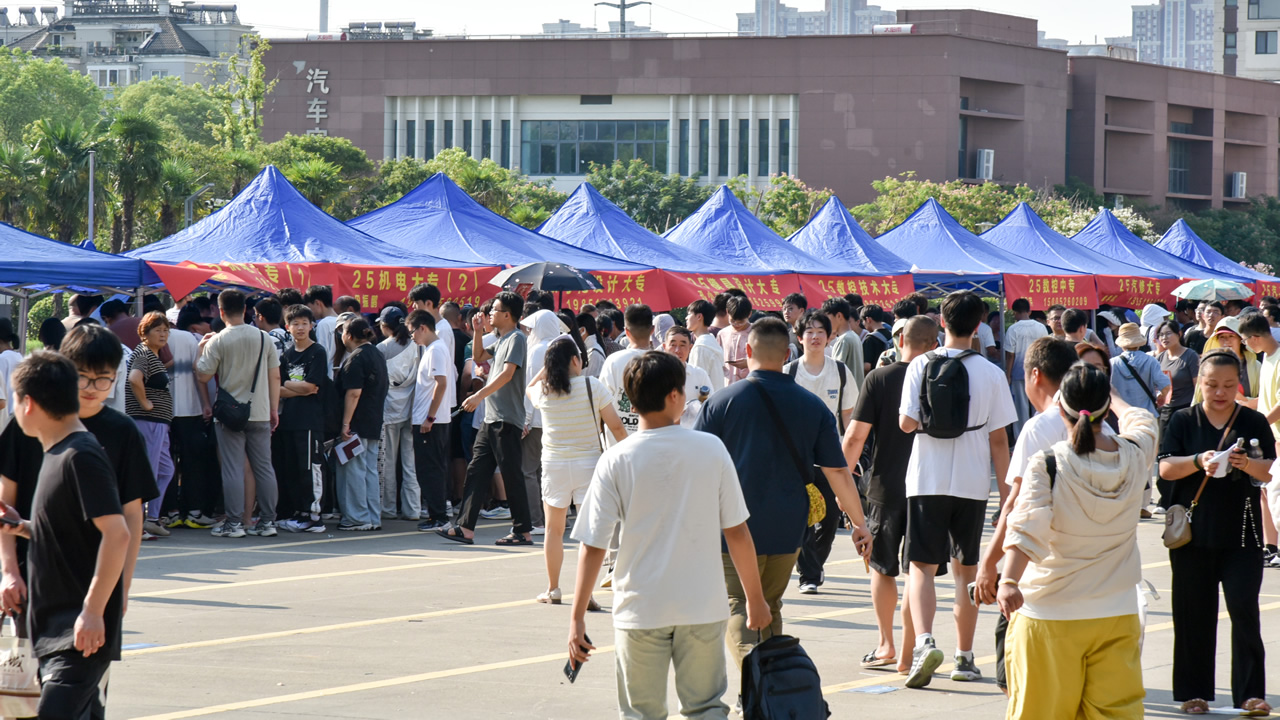 盈“新”暖意候君至<br>我校开启新生逐梦序章 盈“新”暖意候君至<br>我校开启新生逐梦序章