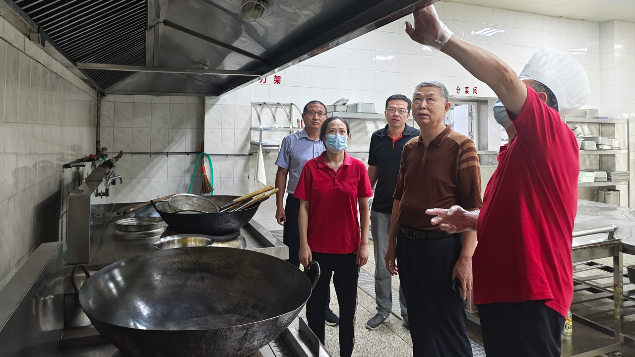 护航开学季 督导严把关<br>——市责任督学黄春银莅临我校开展开学前督导检查 护航开学季 督导严把关<br>——市责任督学黄春银莅临我校开展开学前督导检查