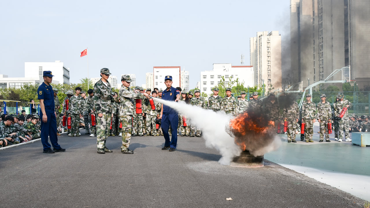 戎装策马燃韶华 壮志冲霄开新篇<br>——2025级新生军训工作圆满落幕 戎装策马燃韶华 壮志冲霄开新篇<br>——2025级新生军训工作圆满落幕