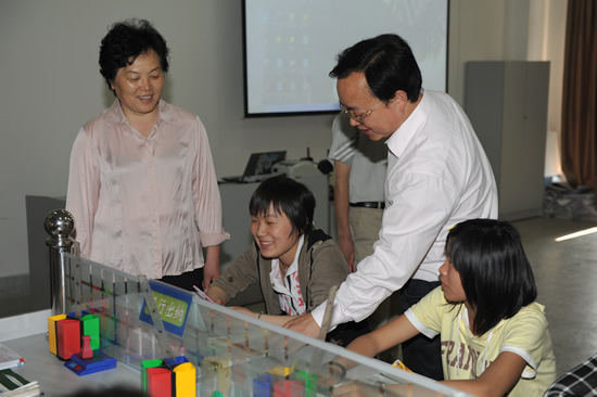我校接受江苏省2010年职业学校示范专业建设视导